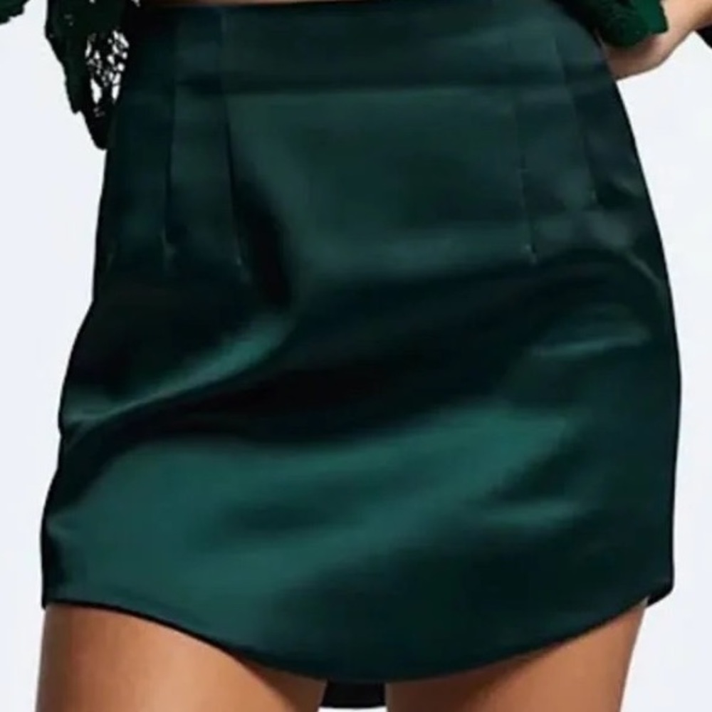 Zara Dark green mini skirt, never been worn, size M